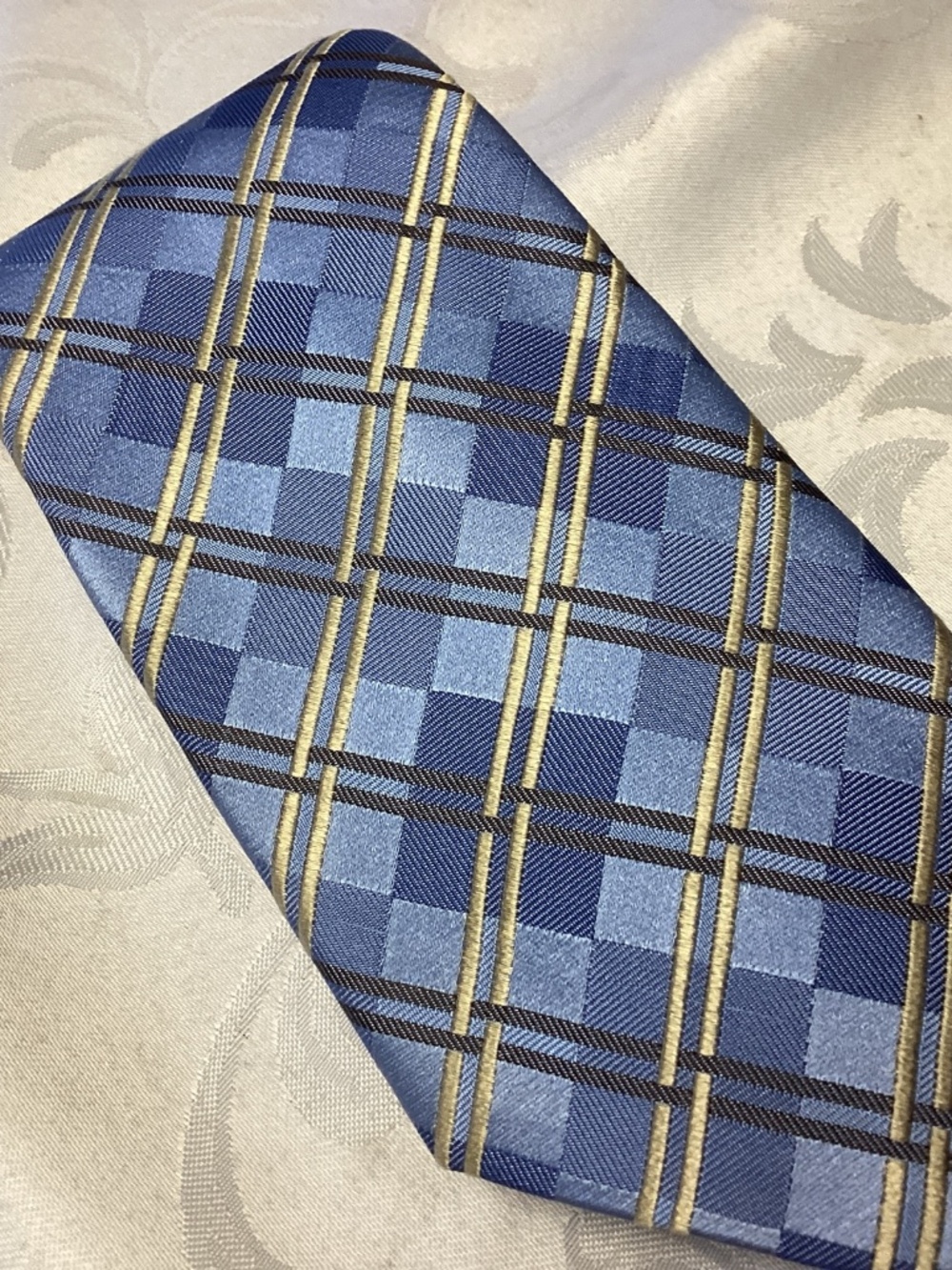 Geoffrey Beene Blue GEOMETRIC.  Silk Tie - lovely design SOPHISTICATED 💙💙💙💙 - Picture 7 of 8